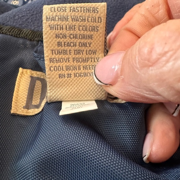 Duluth Trading Company, Men's 8 pocket navy blue Vest - Picture 8 of 9